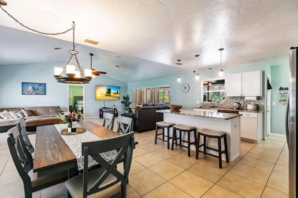 Sunny Oasis Getaway -Heated Pool-Mini Golf-Near Beach Nokomis Buitenkant foto